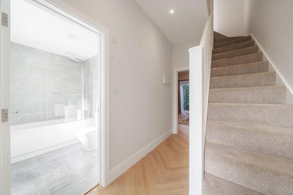 Cosy Tooting Retreat: 2-Bed Gem Apartment London Exterior photo