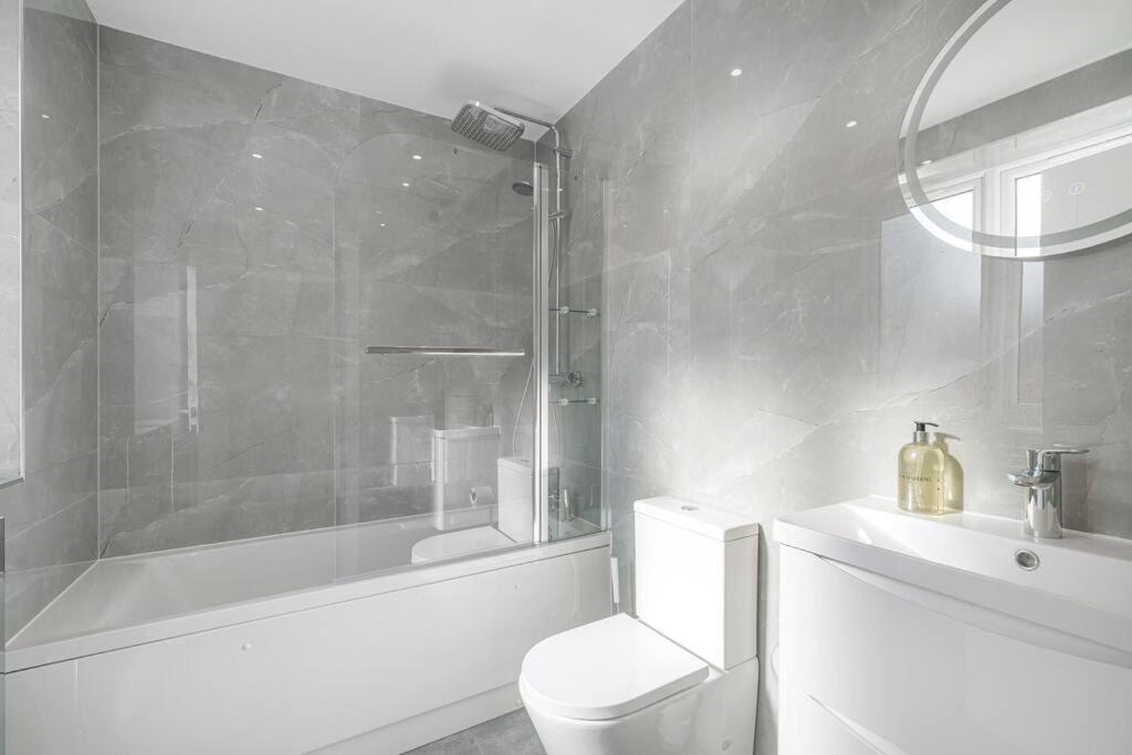 Cosy Tooting Retreat: 2-Bed Gem Apartment London Exterior photo