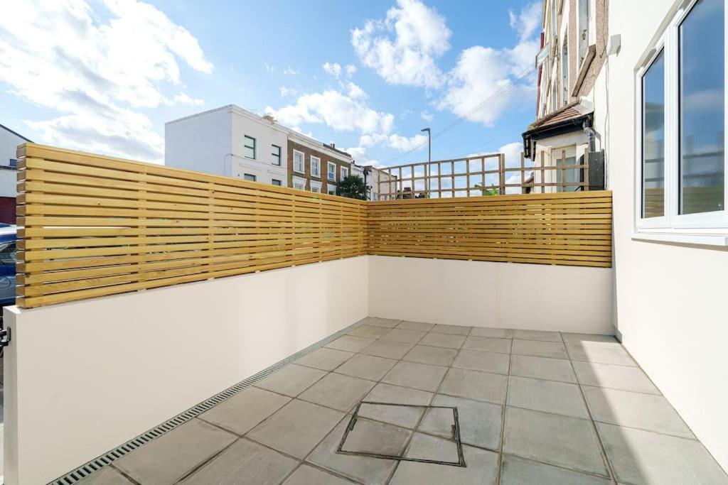 Cosy Tooting Retreat: 2-Bed Gem Apartment London Exterior photo